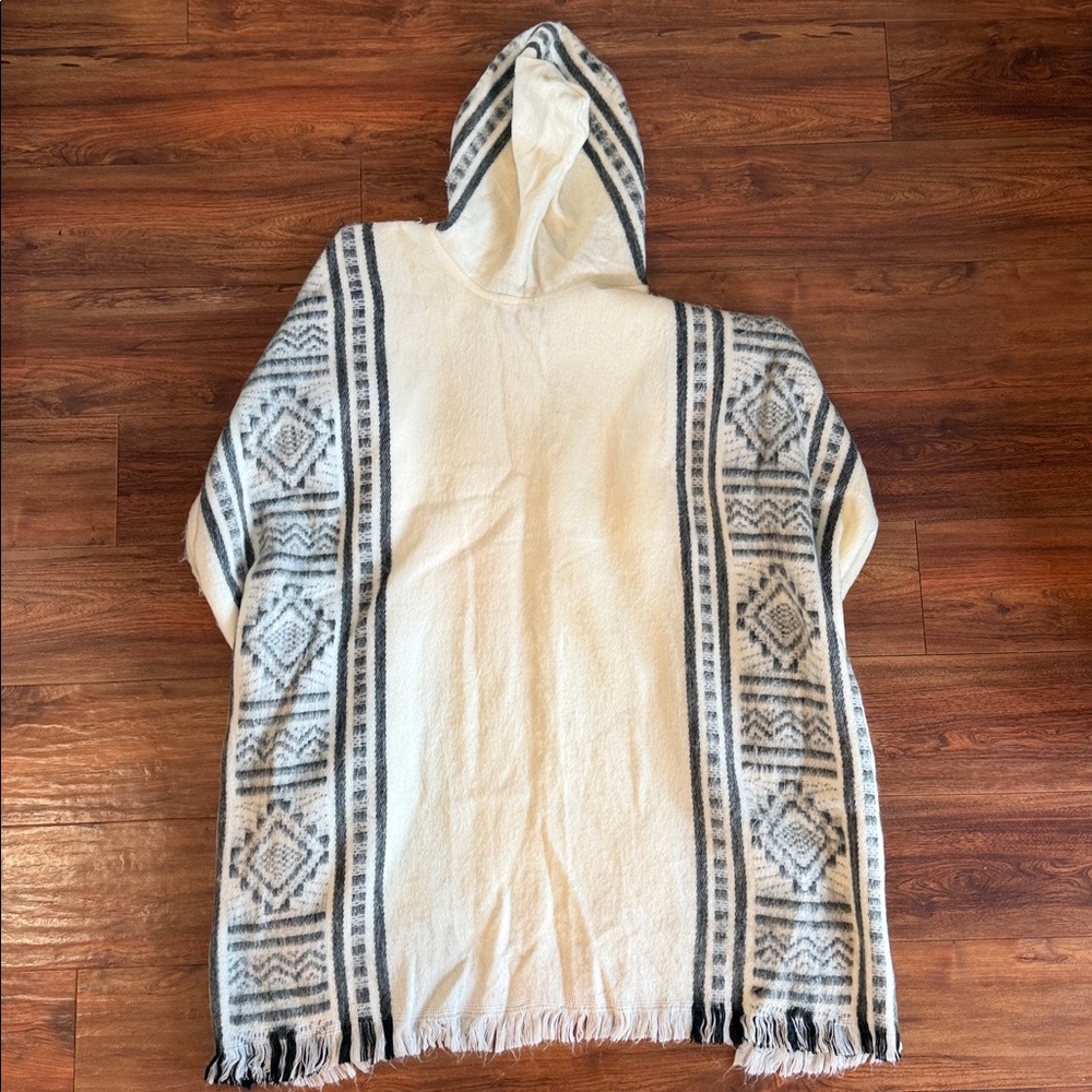 Poncho - Picture 4 of 5